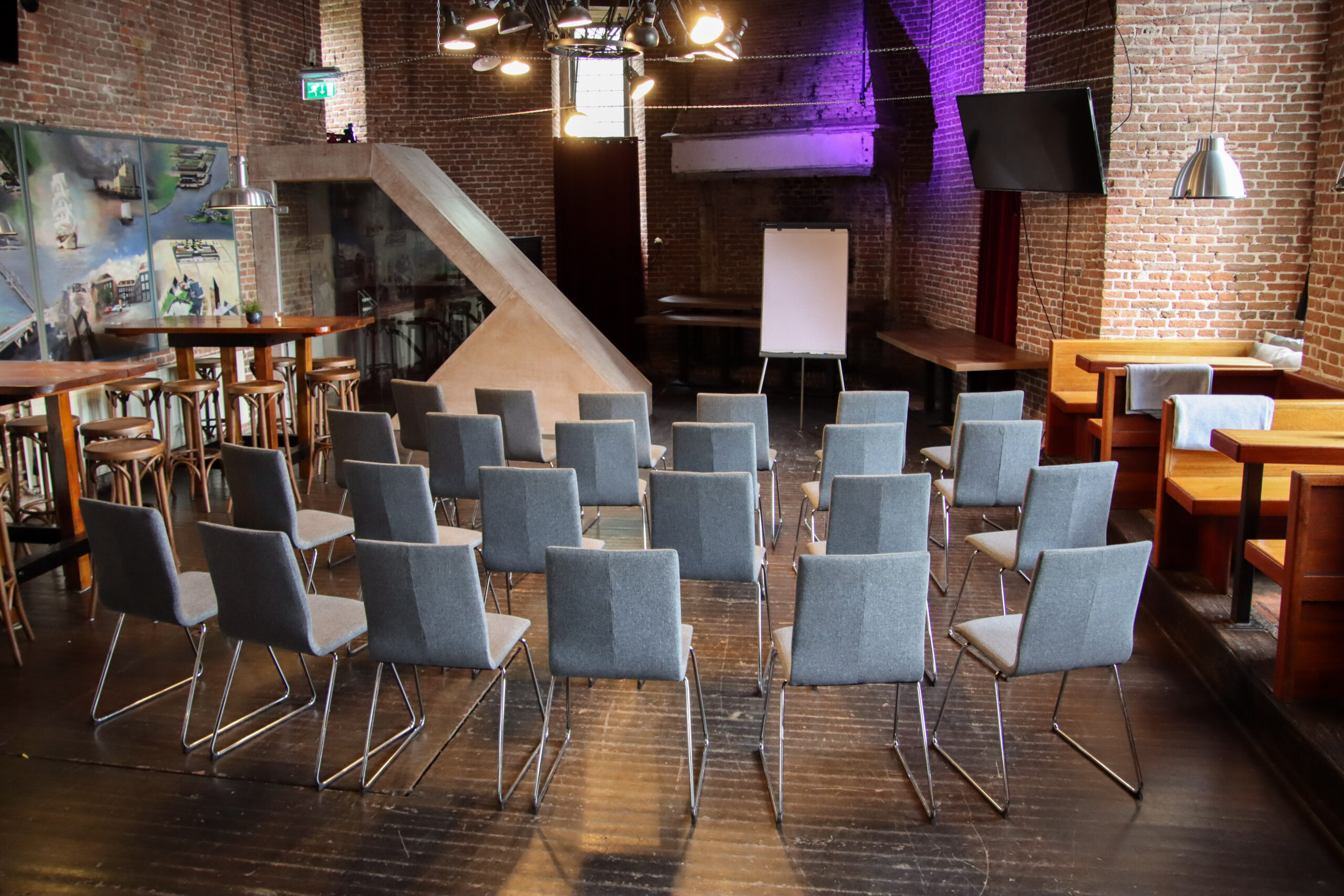 Vergadering in Theateropstelling
