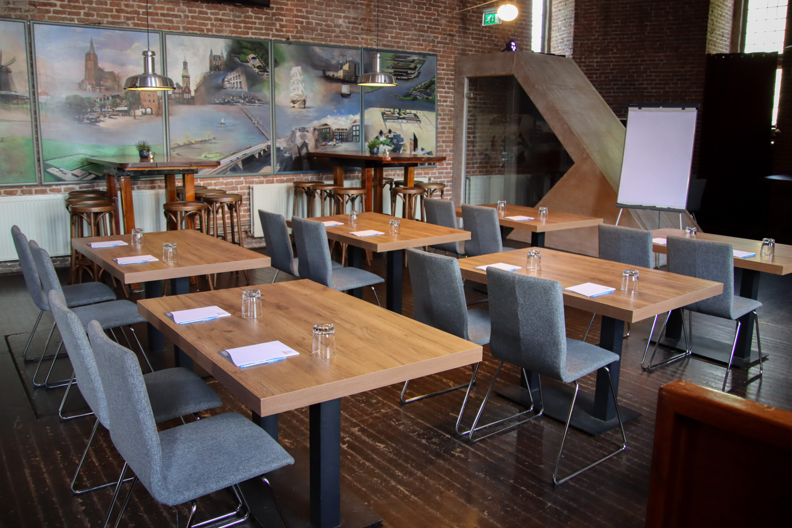 Vergadering in schoolopstelling